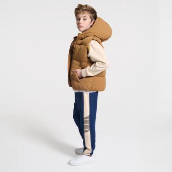 سترة خفيفة بدون أكمام باللون البني الفاتح للأولاد.